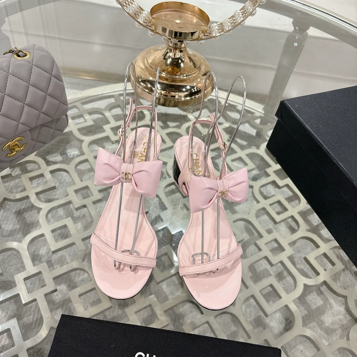 👟👟Ex-factory price 560👟👟 CHANEL 25ss spring and summer new counter top double C bow sandals. This classic design; bow with double C embellishment, playful and elegant, multiple color matching elements... Diversified mix and match is very beautiful and versatile, very light and comfortable on the feet, super delicate and elegant... ꫛꫀꪝ Go➫ Material: Upper: Original customized imported sheepskin Inner: Original custom-made sheepskin lining Outsole: Original custom-made Italian through-dyed genuine leather outsole Size: 35–40 (40 and 41 are custom-made and cannot be returned or exchanged)